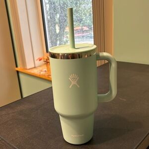 Hydro Flask 32oz Tumbler w/straw. Outside is EUC. Inside shows wear. See photos.